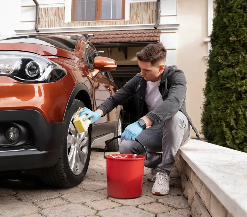 Lavage auto à domicile Bouxières-aux-Dames : professionnel intervenant sur un véhicule
